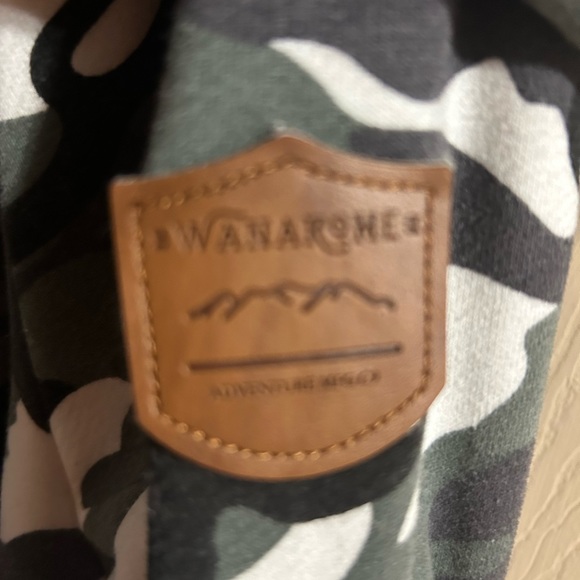 In great condition camouflage Wanakome size large sweatshirt - Picture 3 of 3